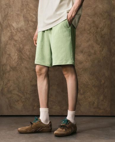  URBAN REVIVO - Quần short nam ống rộng lưng thun 