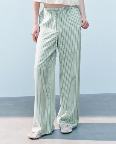  URBAN REVIVO - Quần nữ ống rộng lưng thun kẻ sọc 