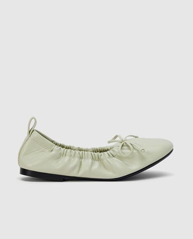  URBAN REVIVO - Giày búp bê nữ đế bệt phối nơ 