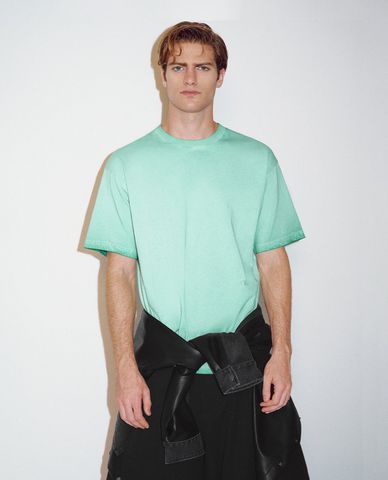  URBAN REVIVO - Áo thun nam cổ tròn hiện đại 