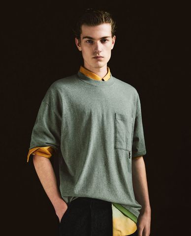  URBAN REVIVO - Áo thun nam cổ tròn tay ngắn hiện đại 