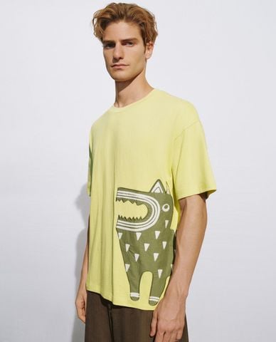  URBAN REVIVO - Áo thun nam cổ tròn tay ngắn in hoạ tiết 