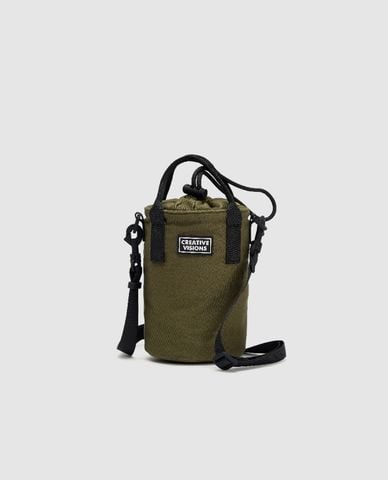  URBAN REVIVO - Túi đeo chéo nam dáng trụ Drawstring 