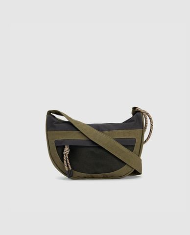  URBAN REVIVO - Túi đeo chéo nam hình bán nguyệt cá tính 