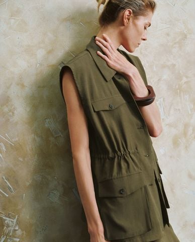  URBAN REVIVO - Áo sát nách nữ cài nút Lapel Vest 