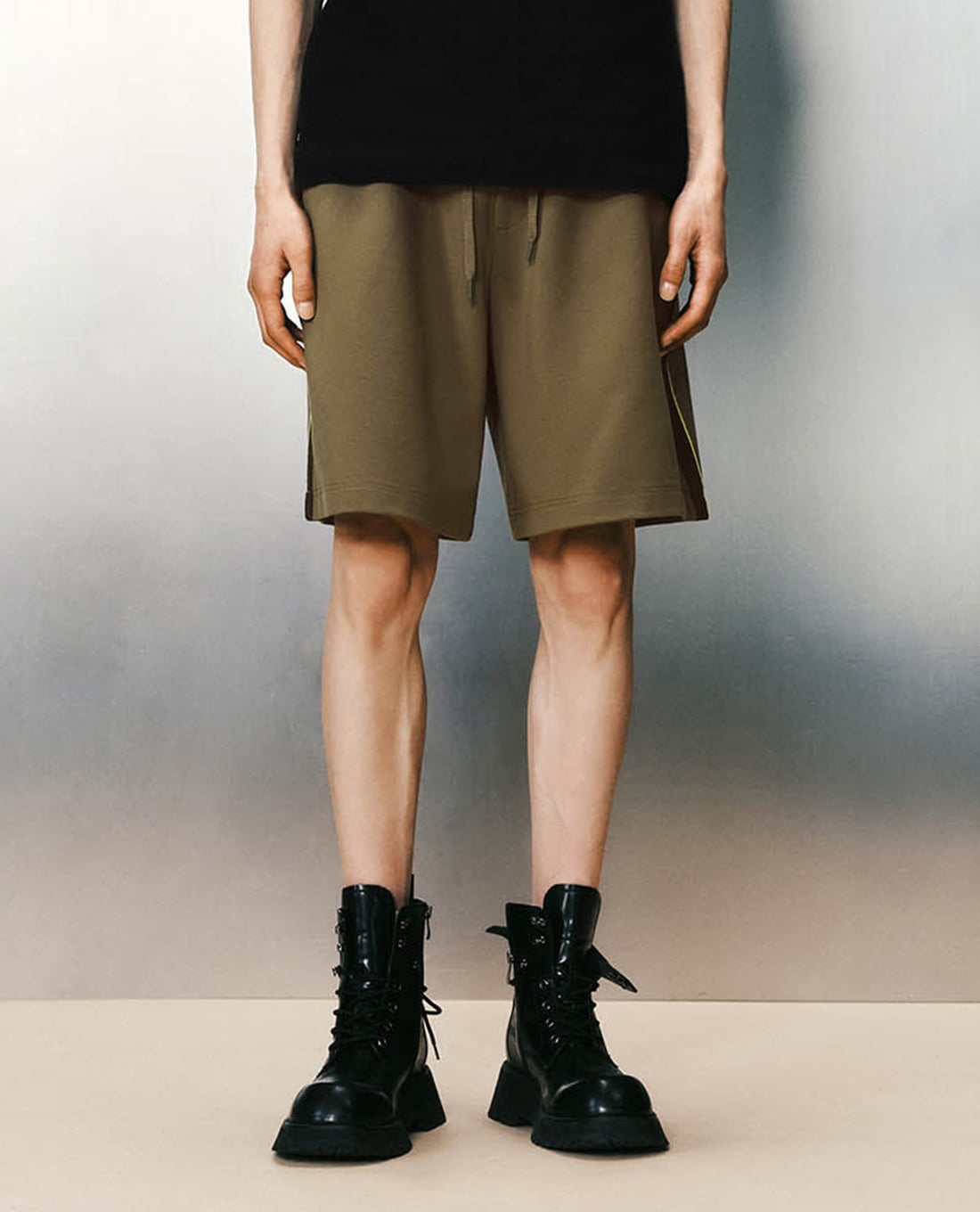 URBAN REVIVO - Quần short nam ống rộng lưng thun