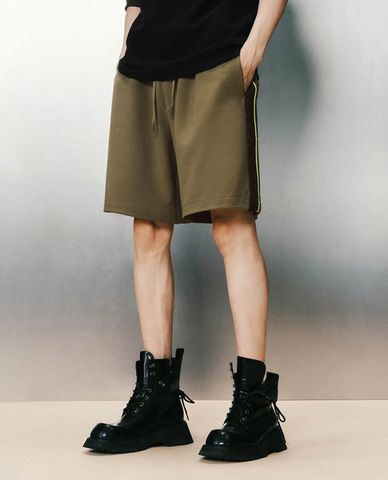 URBAN REVIVO - Quần short nam ống rộng lưng thun 