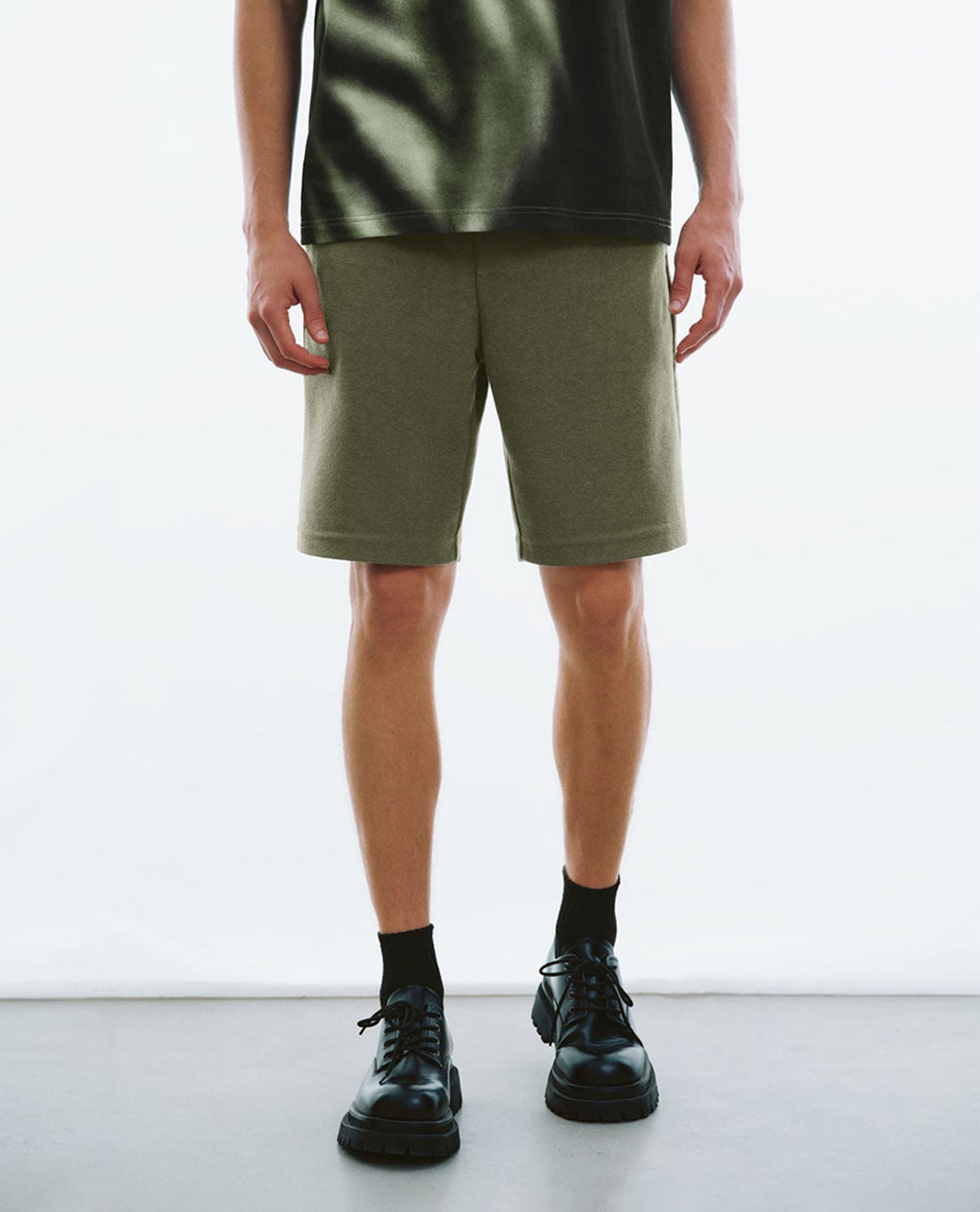 URBAN REVIVO - Quần short nam ngang gối lưng thun Draw String