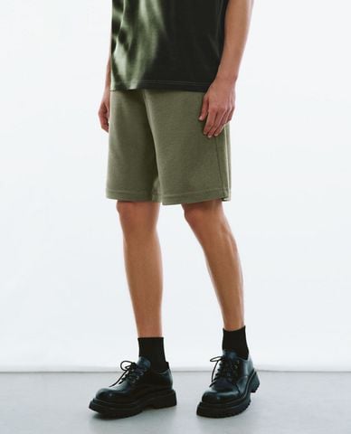  URBAN REVIVO - Quần short nam ngang gối lưng thun Draw String 