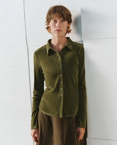  URBAN REVIVO - Áo sơ mi nữ tay dài phom ôm Velvet Tapered Waist Button Up 