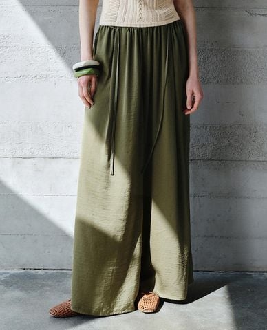  URBAN REVIVO - Quần nữ ống rộng lưng thun phối dây rút 