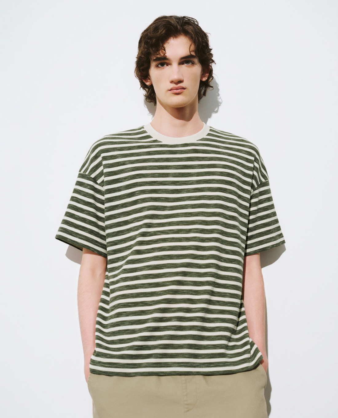URBAN REVIVO - Áo thun nam cổ tròn tay ngắn phối sọc ngang Straight