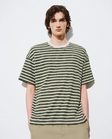  URBAN REVIVO - Áo thun nam cổ tròn tay ngắn phối sọc ngang Straight 