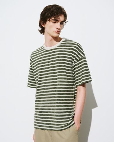  URBAN REVIVO - Áo thun nam cổ tròn tay ngắn phối sọc ngang Straight 