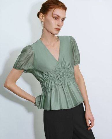  URBAN REVIVO - Áo kiểu nữ cổ V tay ngắn phom ôm nhún bèo Skater 