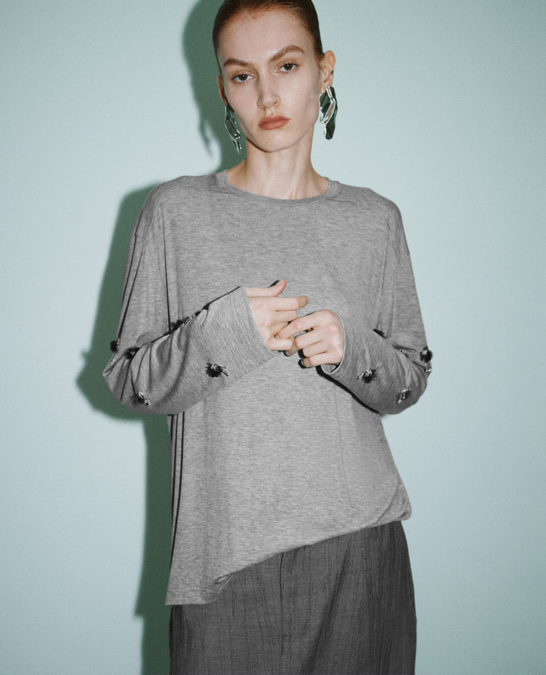 URBAN REVIVO - Áo thun nữ cổ tròn tay dài hiện đại Loose