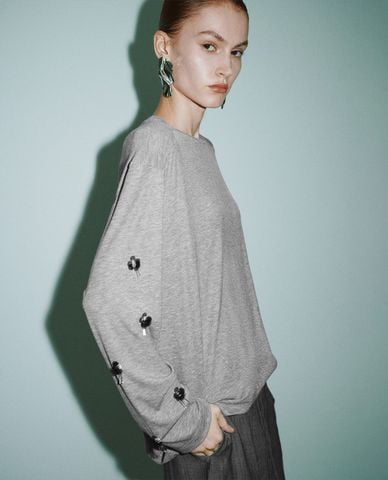  URBAN REVIVO - Áo thun nữ cổ tròn tay dài hiện đại Loose 