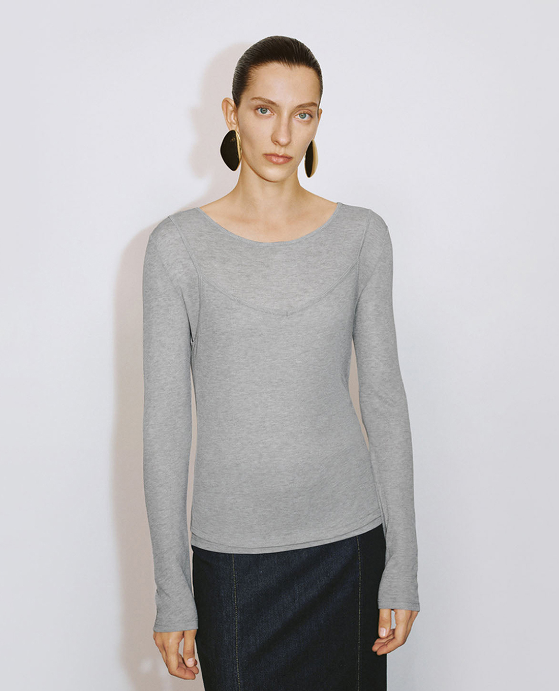 URBAN REVIVO - Áo thun nữ cổ thuyền tay dài phom ôm