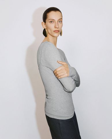  URBAN REVIVO - Áo thun nữ cổ thuyền tay dài phom ôm 