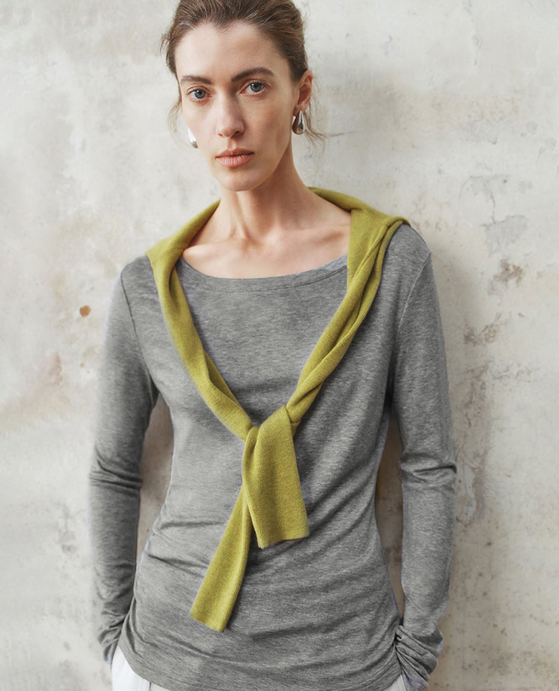 URBAN REVIVO - Áo thun nữ cổ thuyền tay dài