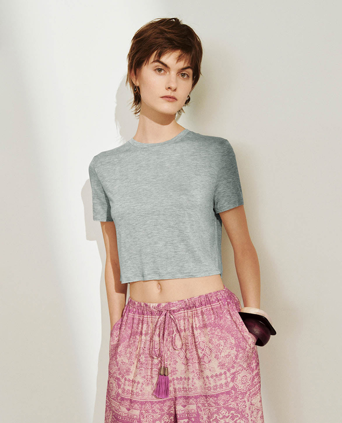 URBAN REVIVO - Áo croptop nữ cổ tròn tay ngắn