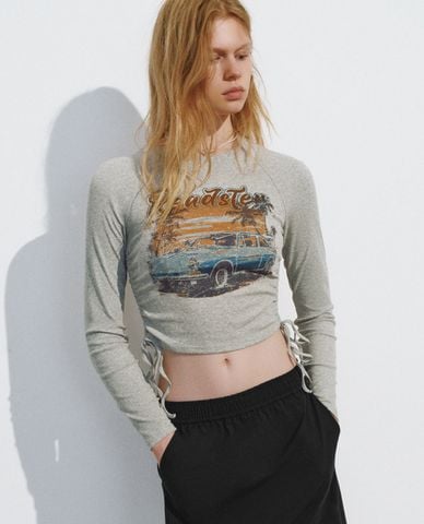  URBAN REVIVO - Áo croptop cổ tròn tay dài Printed 