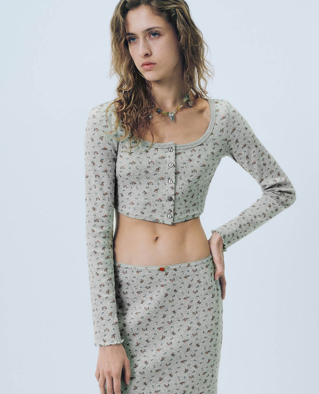 URBAN REVIVO - Áo croptop nữ cổ vuông tay dài Floral