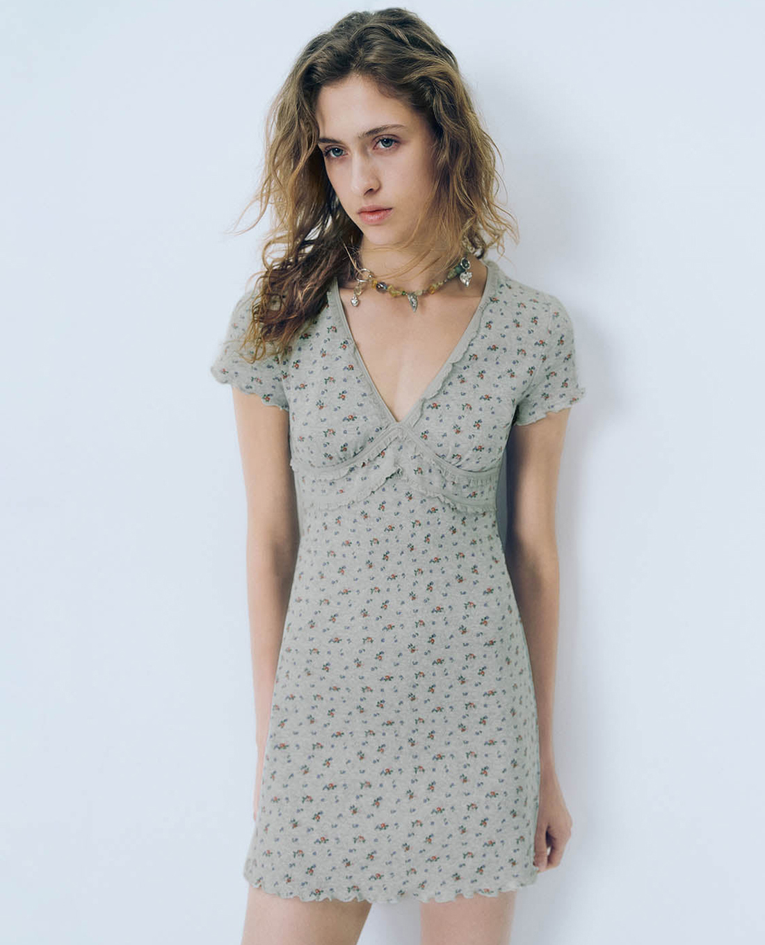 URBAN REVIVO - Đầm mini cổ V tay ngắn Floral