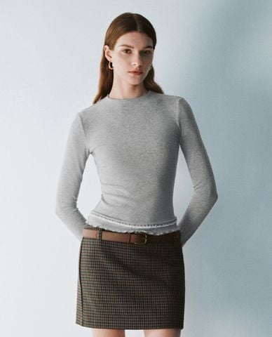  URBAN REVIVO - Áo thun nữ cổ tròn tay dài phom ôm quyến rũ 