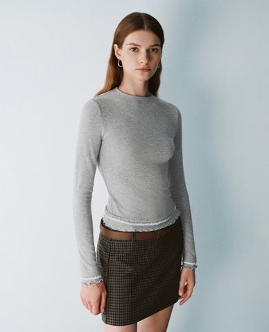  URBAN REVIVO - Áo thun nữ cổ tròn tay dài phom ôm quyến rũ 