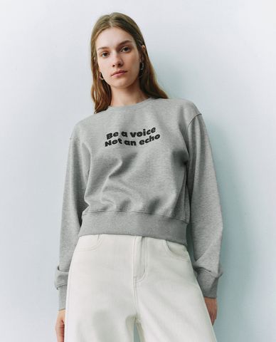  URBAN REVIVO - Áo sweatshirt nữ cổ tròn tay dài phom croptop Loose 