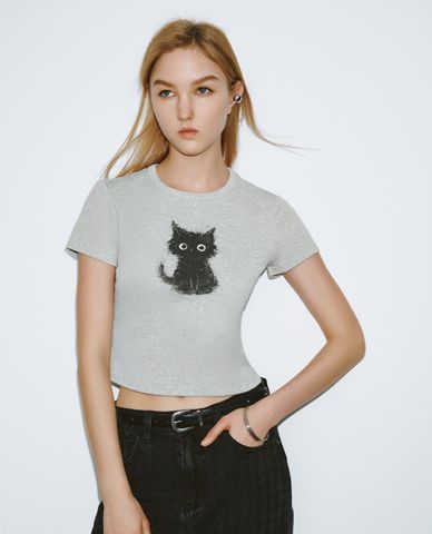  URBAN REVIVO - Áo croptop nữ cổ tròn tay ngắn Cat Printed 