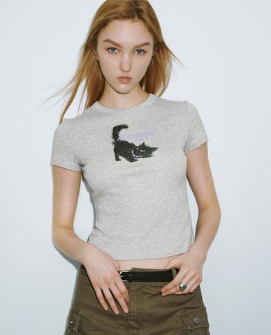  URBAN REVIVO - Áo croptop nữ cổ tròn tay ngắn Cat Printed 