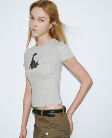  URBAN REVIVO - Áo croptop nữ cổ tròn tay ngắn Cat Printed 