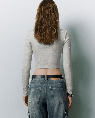  URBAN REVIVO - Áo croptop nữ cổ tròn tay dài phối zip 