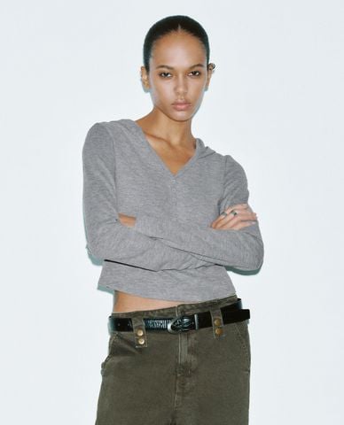  URBAN REVIVO - Áo thun nữ cổ V tay dài phối mũ trùm hiện đại 