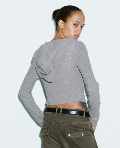  URBAN REVIVO - Áo thun nữ cổ V tay dài phối mũ trùm hiện đại 