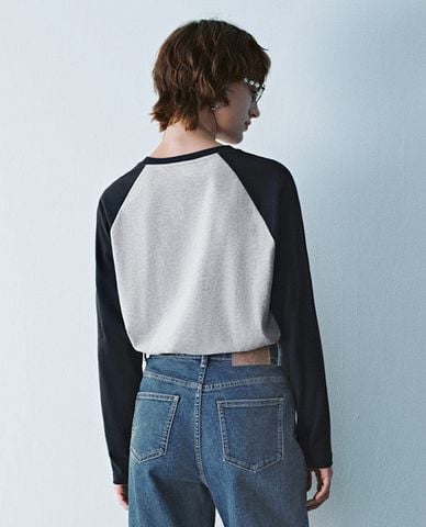  URBAN REVIVO - Áo thun nữ cổ tròn tay dài Loose 