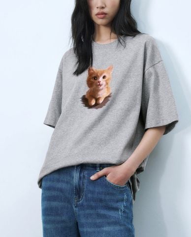  URBAN REVIVO - Áo thun nữ cổ tròn tay ngắn in họa tiết 