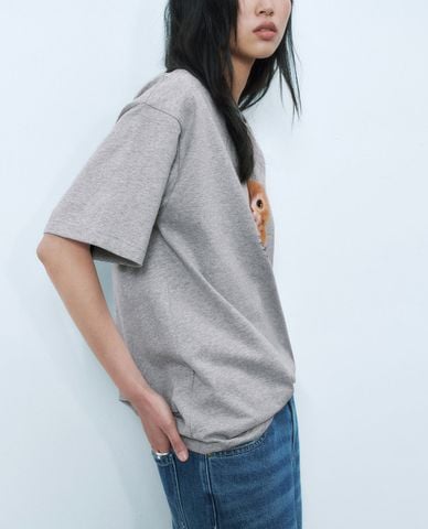  URBAN REVIVO - Áo thun nữ cổ tròn tay ngắn in họa tiết 