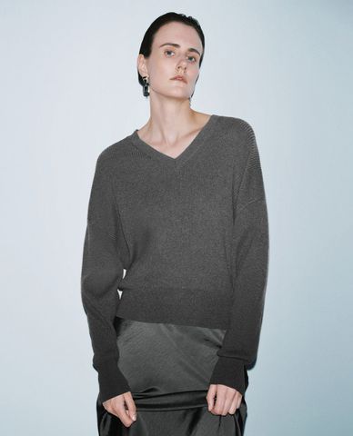  URBAN REVIVO - Áo dệt kim nữ cổ V tay dài trẻ trung 