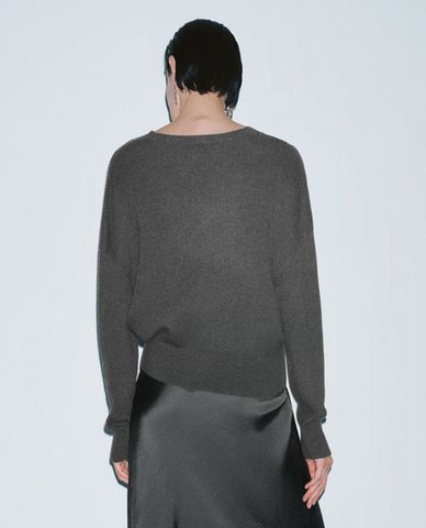  URBAN REVIVO - Áo dệt kim nữ cổ V tay dài trẻ trung 