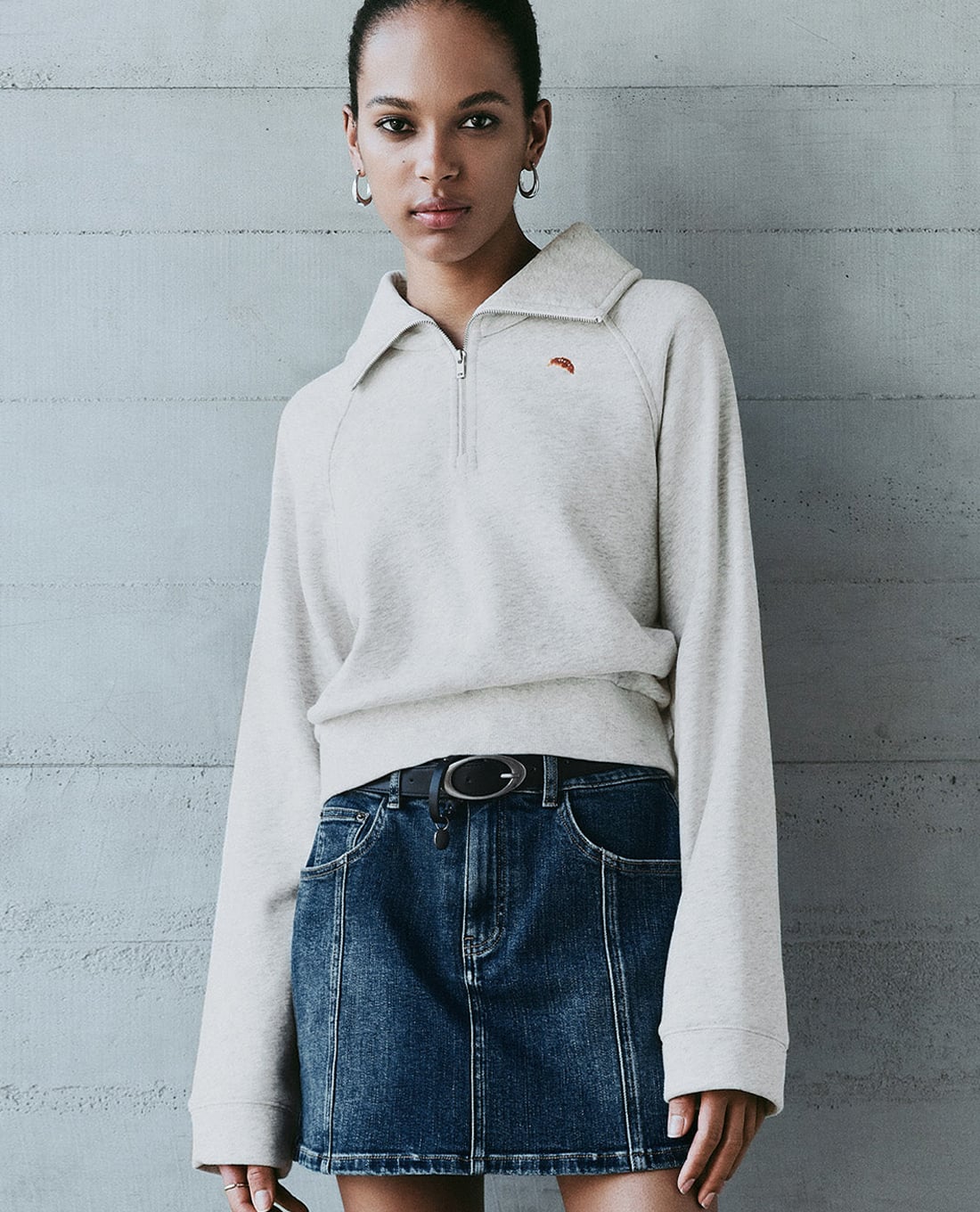 URBAN REVIVO - Áo sweatshirt nữ cổ bẻ tay dài phối khóa zip