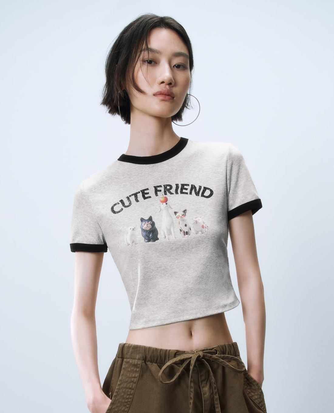 URBAN REVIVO - Áo croptop nữ cổ tròn tay ngắn in hoạ tiết