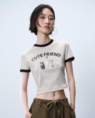  URBAN REVIVO - Áo croptop nữ cổ tròn tay ngắn in hoạ tiết 