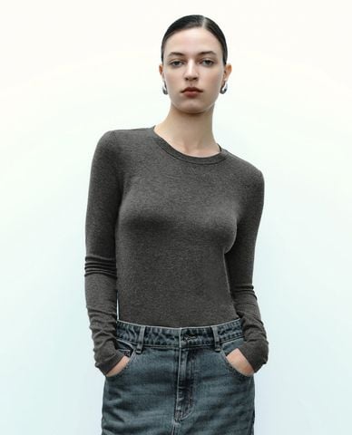  URBAN REVIVO - Áo thun nữ cổ tròn tay dài phom ôm quyến rũ 