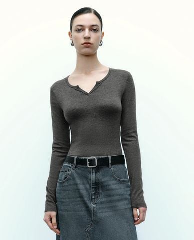  URBAN REVIVO - Áo thun nữ cổ V tay dài phom ôm 