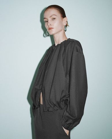  URBAN REVIVO - Áo kiểu nữ cổ tròn năng động 