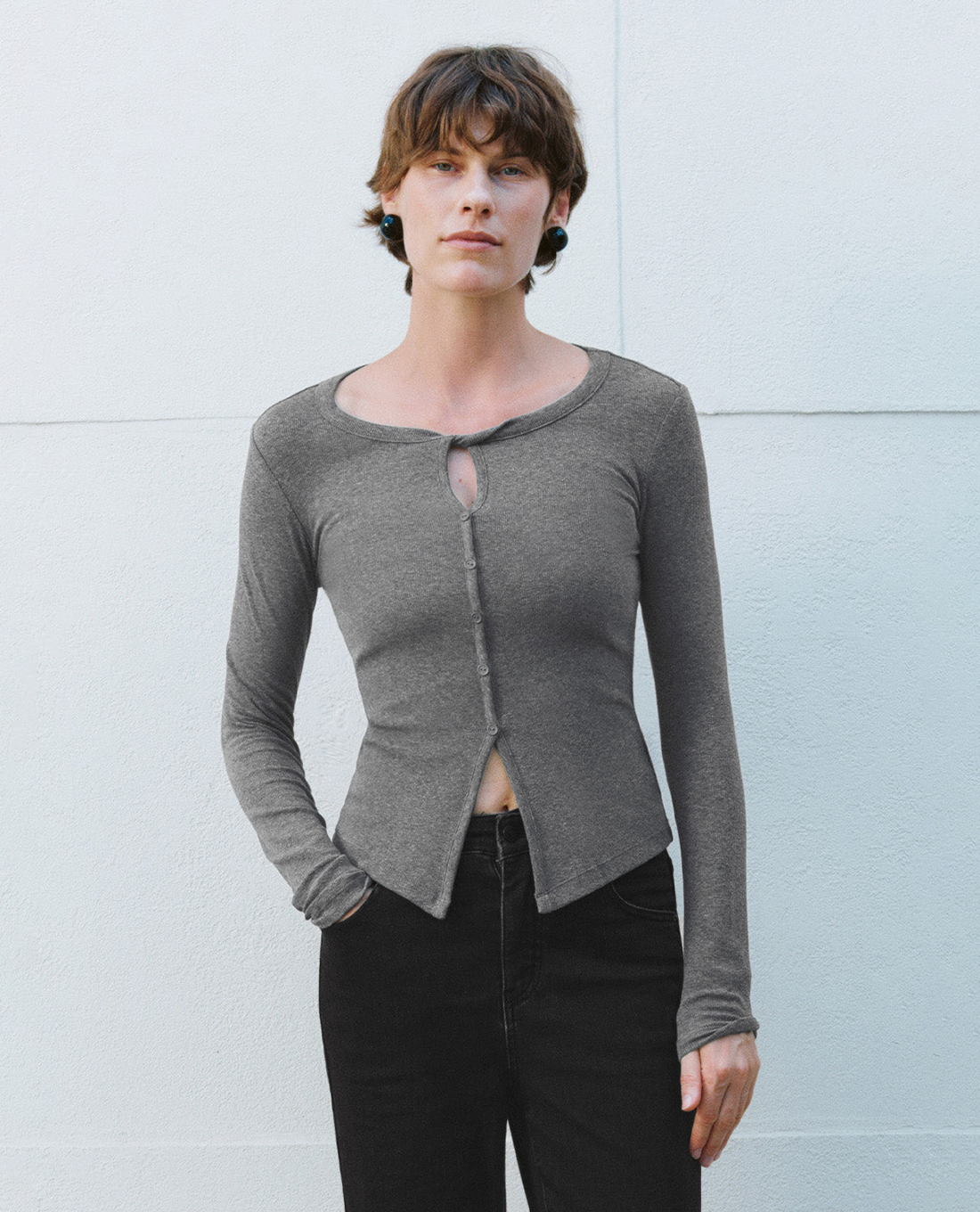 URBAN REVIVO - Áo khoác cardigan nữ cổ tròn tay dài phối nút