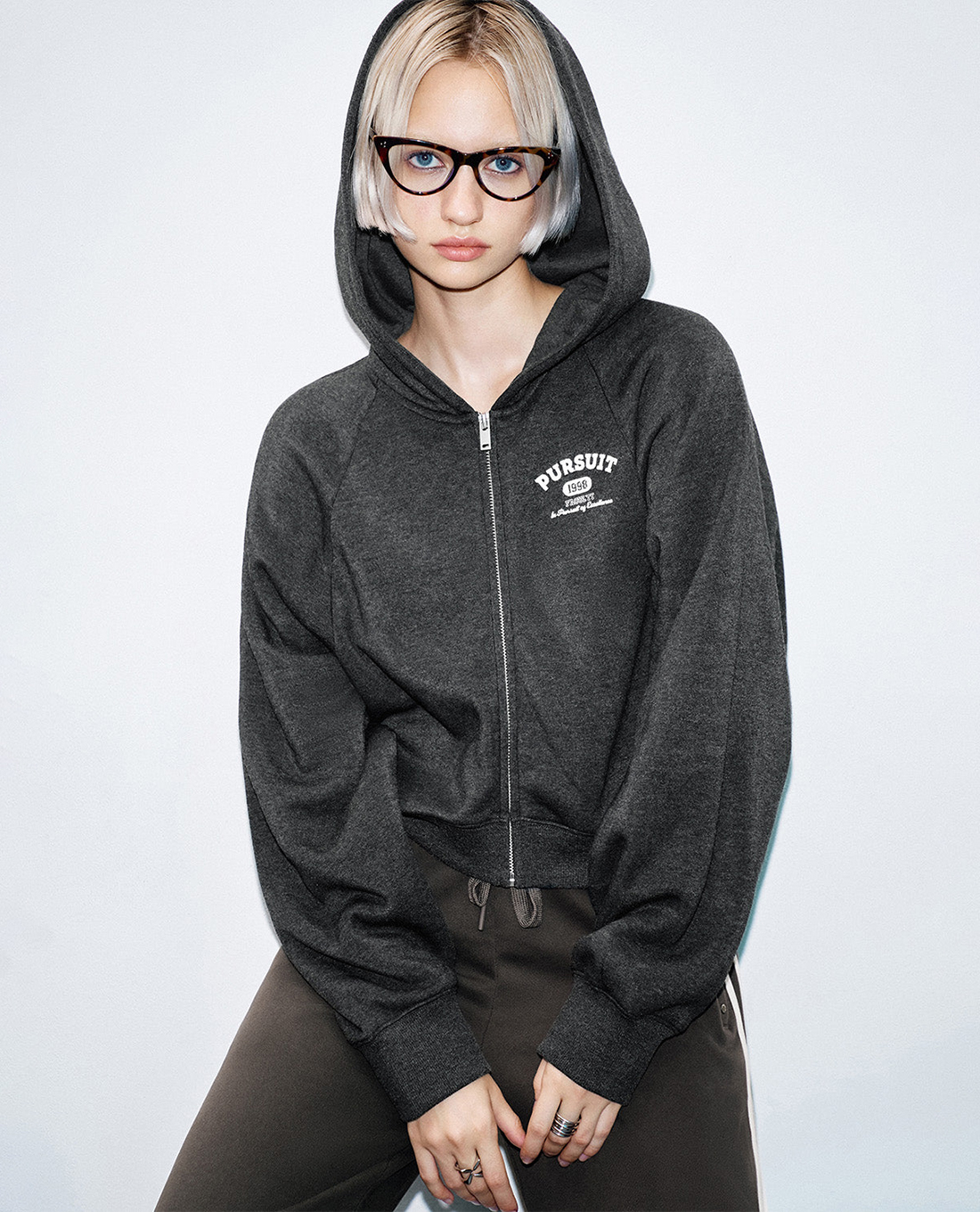 URBAN REVIVO - Áo khoác nữ phối mũ phom croptop Zip Up Front